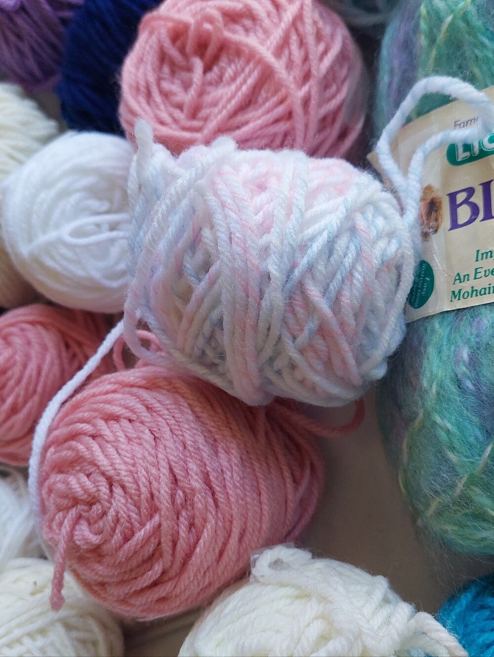 Lot Of Vintage Yarn CARON SAYELLE White Pink Etc Plus Tools (Bag D) - Picture 2 of 6